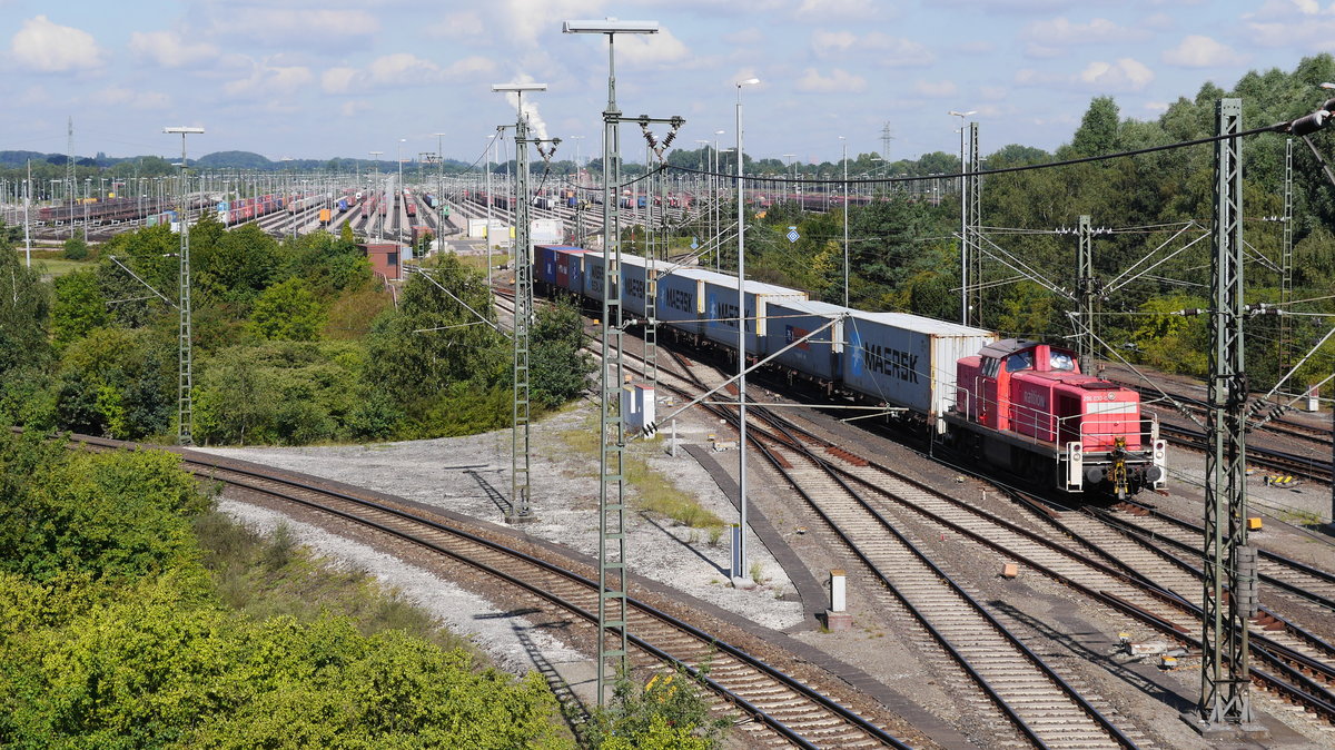 Rangierlok Railion 296 030 dr�ckt einen Containerzug zur�ck; Rangierbahnhof Maschen, Blick von der DECATUR-Br�cke,19.08.2016
