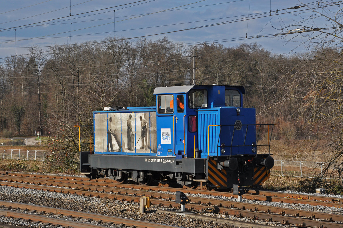 Rangierlok der Schweizer Salinien 98 85 5837 817-6 rangiert beim Bahnhof Möhlin. Die Aufnahme stammt vom 14.12.2020.