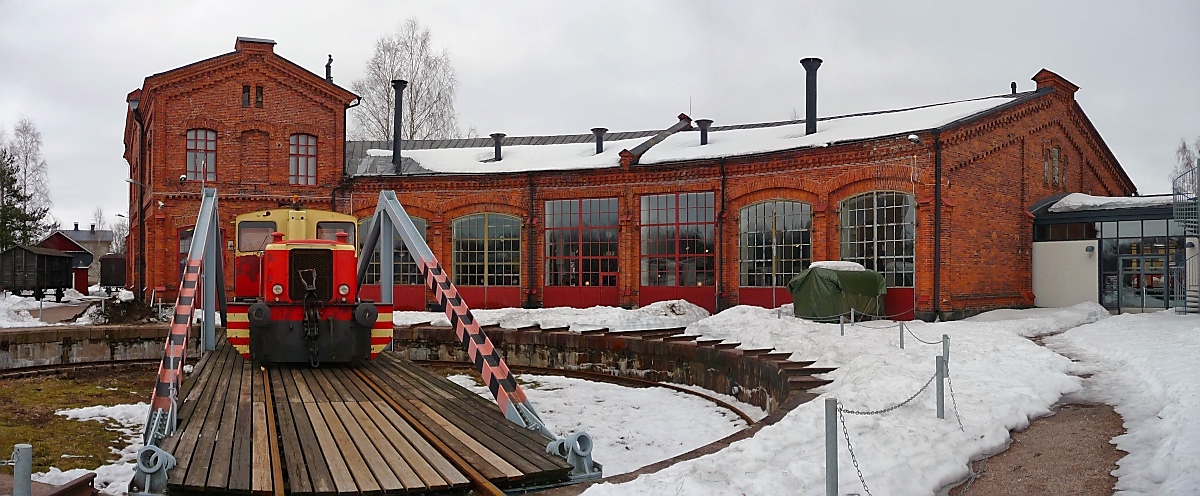 Rangierlok Tve2 No.8 auf der Drehscheibe des Ringlokschuppens im Finnischen Eisenbahnmuseums in Hyvinkää, 14.4.13