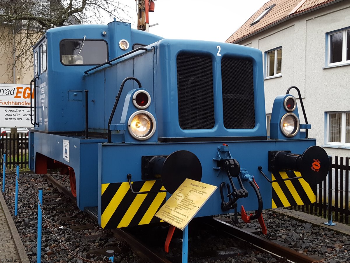 Rangierlok V10B vor dem Tillig-Werk am 14.12.2016