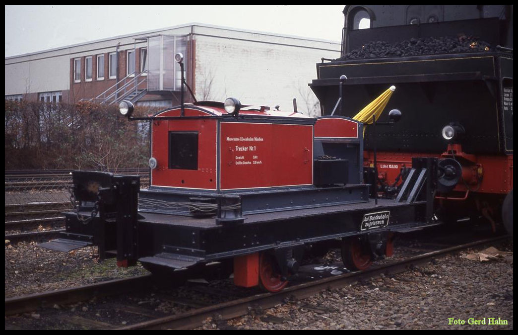 Rangiertraktor Nr. 1 der Museums Eisenbahn Minden am 29.12.1991 in Minden Oberstadt.