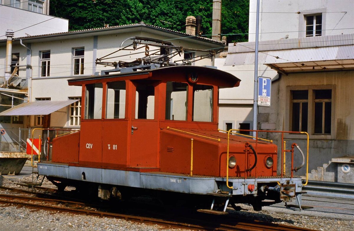 Rangiertraktor Te 2/2 81 der Chemins de fer electriques Veveysans (frühere Schweizer Privatbahn CEV) bei Rangierarbeiten in Vevey (18.05.1986)