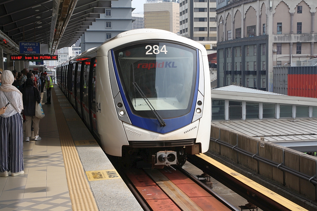 rapidKL LRT-Garnitur 84 mit Wagen 284 als erstes Fahrzeug (Hersteller: Bombardier, Type: Innovia Metro 300) der KLAV 14 Serie (KLAV = Kuala Lumpur Additional Vehicle programme) am 12.März 2024 in der Stesen Pasar Seni (KJ14).