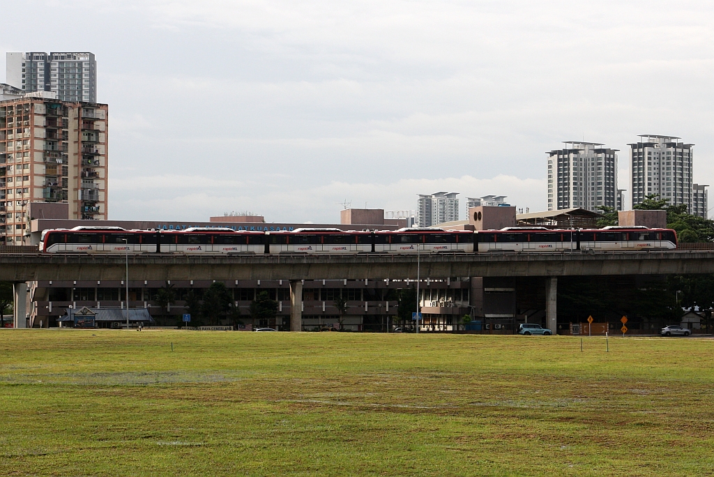 rapidKL LRT-Garnitur (Hersteller: CSR Zhuzhou Electric Locomotive Co., Ltd., Type: LRV-Gelenktriebzug) Spitzname  AMY  am 12.Dezember 2023 auf dem gemeinsamen Abschnitt der Ampang Line (AG) und der Sri Petaling Line (SP) kurz vor der LRT-Station Titiwangsa (AG3/SP3).



