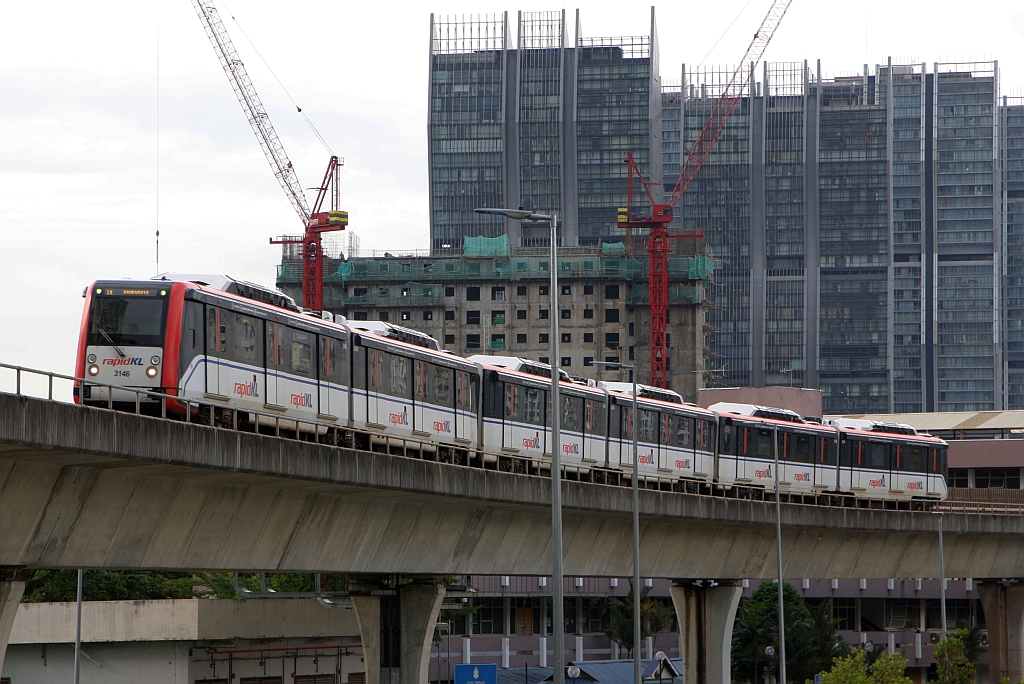 rapidKL LRT-Garnitur (Hersteller: CSR Zhuzhou Electric Locomotive Co., Ltd., Type: LRV-Gelenktriebzug) Spitzname  AMY  mit Wagen 3146 als erstes Fahrzeug am 12.Dezember 2023 auf dem gemeinsamen Abschnitt der Ampang Line (AG) und der Sri Petaling Line (SP) kurz vor der LRT-Station Titiwangsa (AG3/SP3).