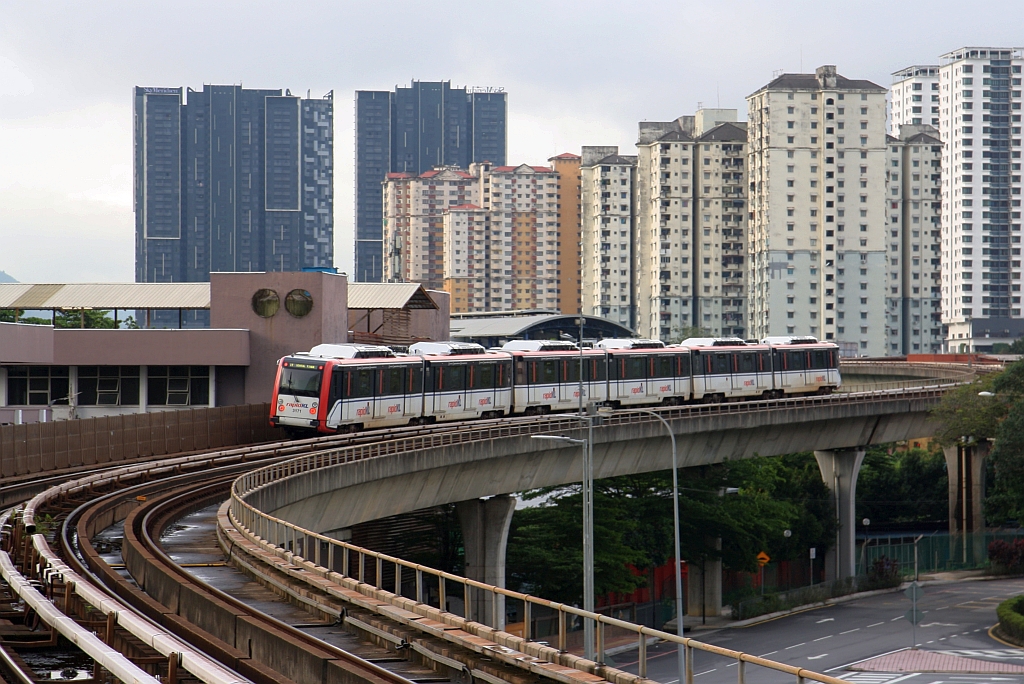 rapidKL LRT-Garnitur (Hersteller: CSR Zhuzhou Electric Locomotive Co., Ltd., Type: LRV-Gelenktriebzug) Spitzname  AMY  mit Wagen 3171 als letztes Fahrzeug am 12.Dezember 2023 auf dem gemeinsamen Abschnitt der Ampang Line (AG) und der Sri Petaling Line (SP) kurz nach der LRT-Station Titiwangsa (AG3/SP3).