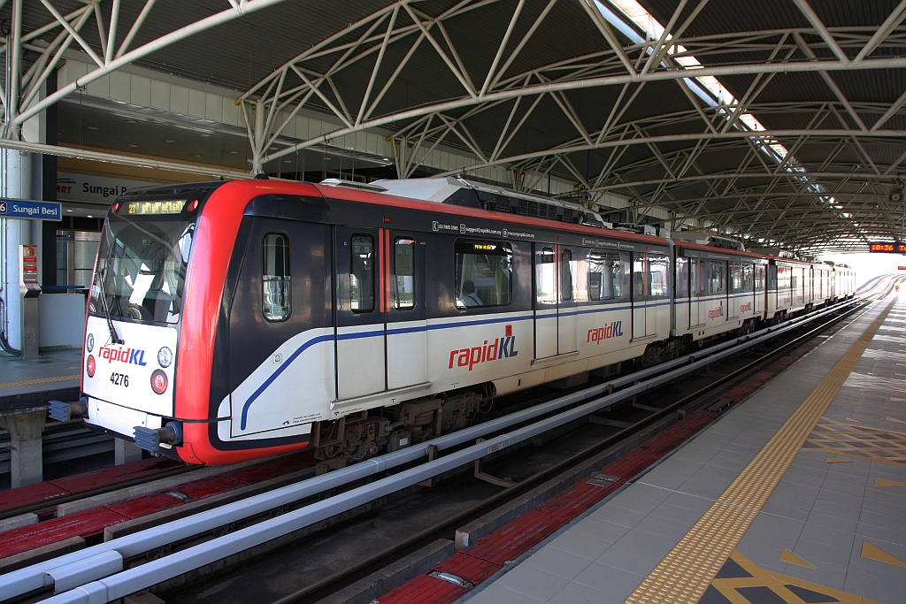 rapidKL LRT-Garnitur (Hersteller: CSR Zhuzhou Electric Locomotive Co., Ltd., Type: LRV-Gelenktriebzug) Spitzname  AMY  mit Wagen 4276 als letztes Fahrzeug am 13.Dezember 2023 in der Stesen Sungai Besi (SP16).