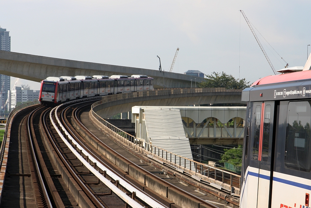 rapidKL LRT-Garnitur (Hersteller: CSR Zhuzhou Electric Locomotive Co., Ltd., Type: LRV-Gelenktriebzug) Spitzname  AMY  mit Wagen 4406 als letztes Fahrzeug hat am 13.Dezember 2023 die Stesen Sungai Besi (SP16) in Richtung Bukit Jalil (SP17) verlassen.