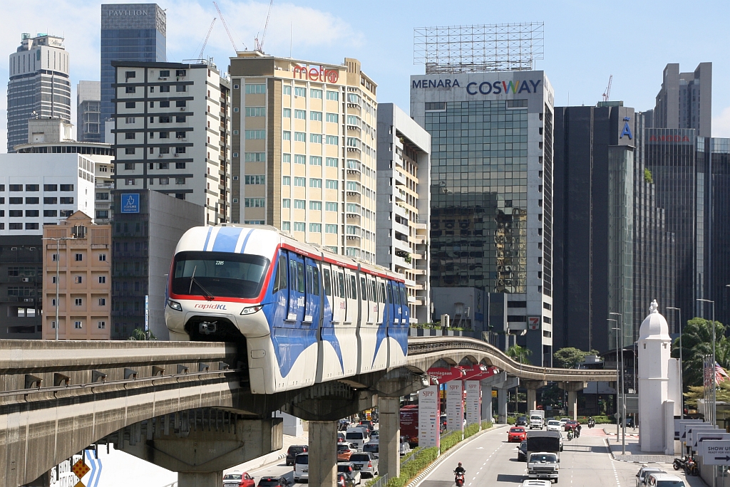 rapidKL Monorail Garnitur 22 mit den Nummern 2205 - 2208 (Hersteller: Scomi Rail, Type SUTRA) am 13.Dezember 2023 zwischen den Stesen's Imbi (MR5) und BBCC-Hang Tuah (MR4).