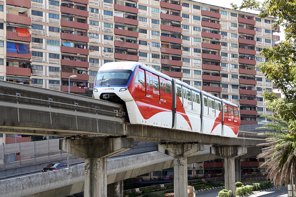 rapidKL Monorail Garnitur 25 mit den Nummern 2517 - 2520 (Hersteller: Scomi Rail, Type SUTRA) am 13.Dezember 2023 zwischen den Stesen's Maharajalela (MR3) und BBCC-Hang Tuah (MR4).