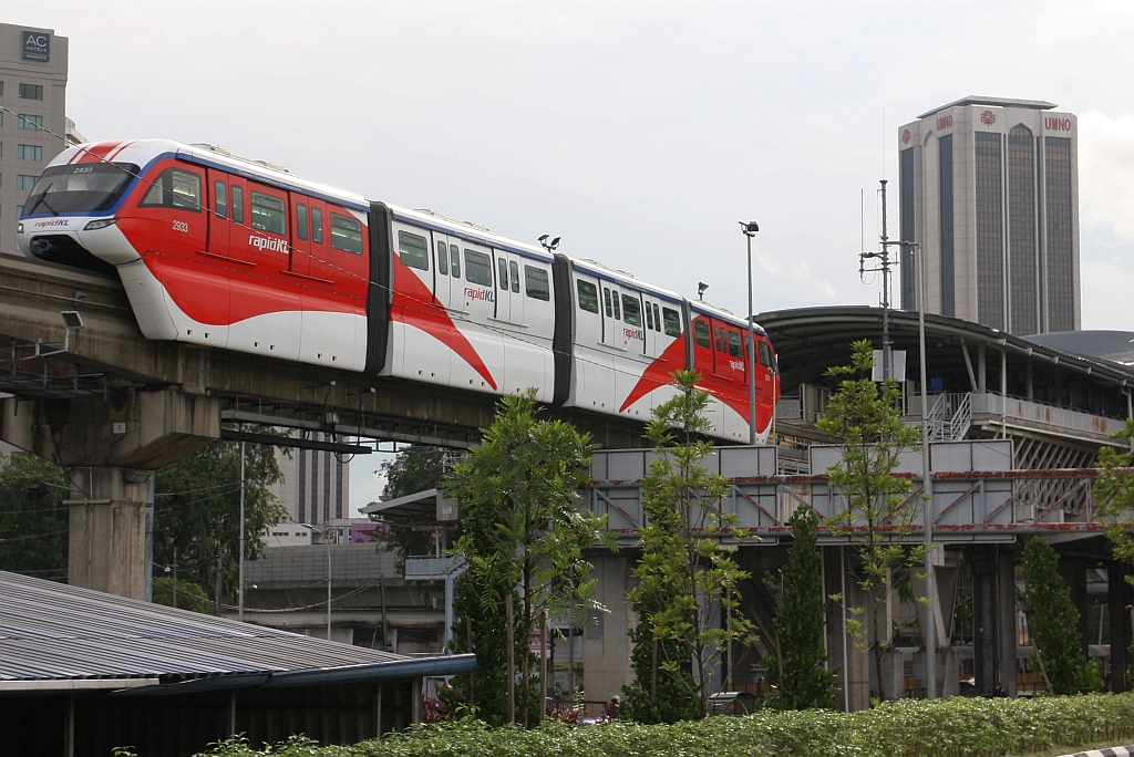 rapidKL Monorail Garnitur 29 mit den Nummern 2933 - 2936 (Hersteller: Scomi Rail, Type SUTRA) hat am 12.Dezember 2023 soeben die Monorail Stesen Titiwangsa (MR11) verlassen.