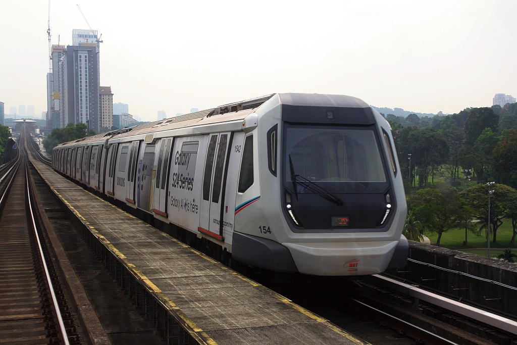rapidKL MRT-Garnitur 154 (Hersteller: Siemens/CSR Nanjing Puzhen / SMH Rail, Type: Siemens Inspiro) Spitzname  The Guiding Light  am 12.März 2024 auf der Kajang Line (KG) zwischen den Stesen's Kota Damansara (KG06) und Surian (KG07).