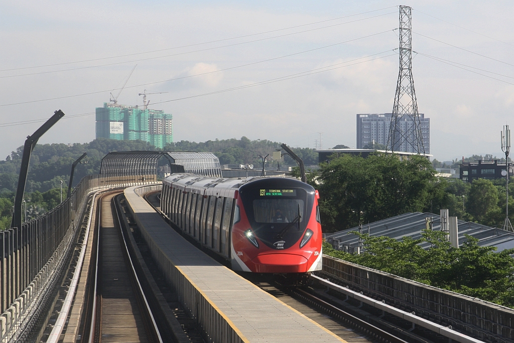 rapidKL MRT-Garnitur 204 (Hersteller: HAP Consortium, Hyundai Rotem + Apex Communications + POSCO Engineering, Type: EMU) Spitzname  Ducky  am 13.Dezember 2023 zwischen den Stesen's 16 Sierra (PY38) und Putra Permai (PY37).