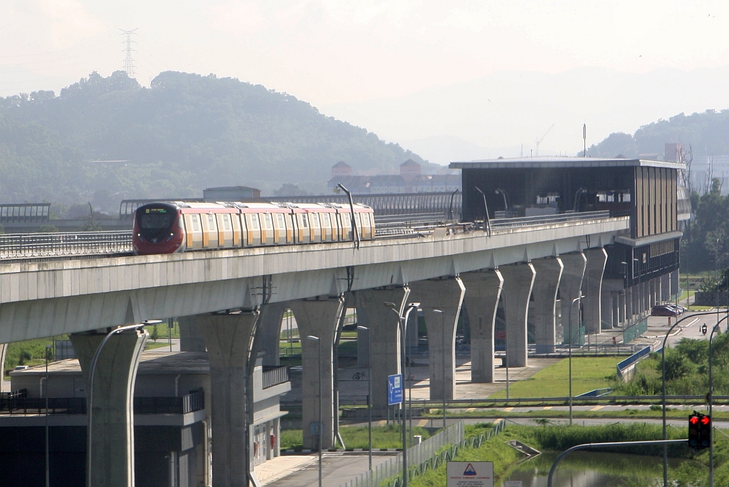 rapidKL MRT-Garnitur 209 (Hersteller: HAP Consortium, Hyundai Rotem + Apex Communications + POSCO Engineering, Type: EMU) Spitzname  Ducky  hat am 13.Dezember 2023 die, rechts im Bild sichtbare Stesen UPM Universiti Putra Malaysia (PY34) in Richtung Taman Universiti (YP35) verlassen.