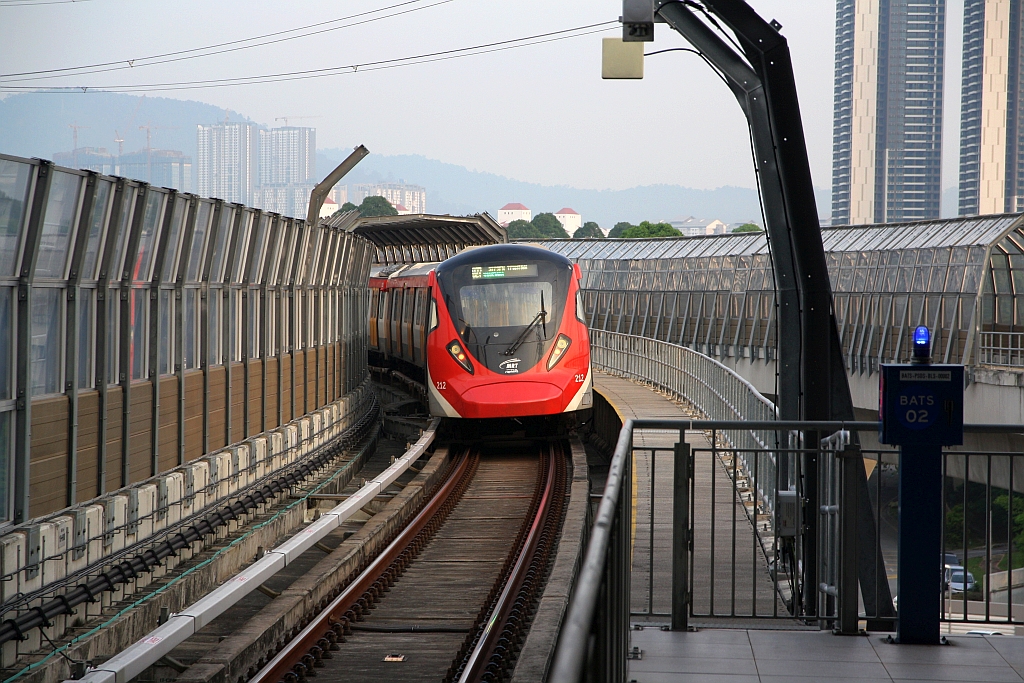 rapidKL MRT-Garnitur 212 (Hersteller: HAP Consortium, Hyundai Rotem + Apex Communications + POSCO Engineering, Type: EMU) Spitzname  Ducky  verlässt am 12.März 2024 die Putrajaya Line (PY) Stesen Kampung Batu (PY13) in Richtung Sri Delima (PY12).
