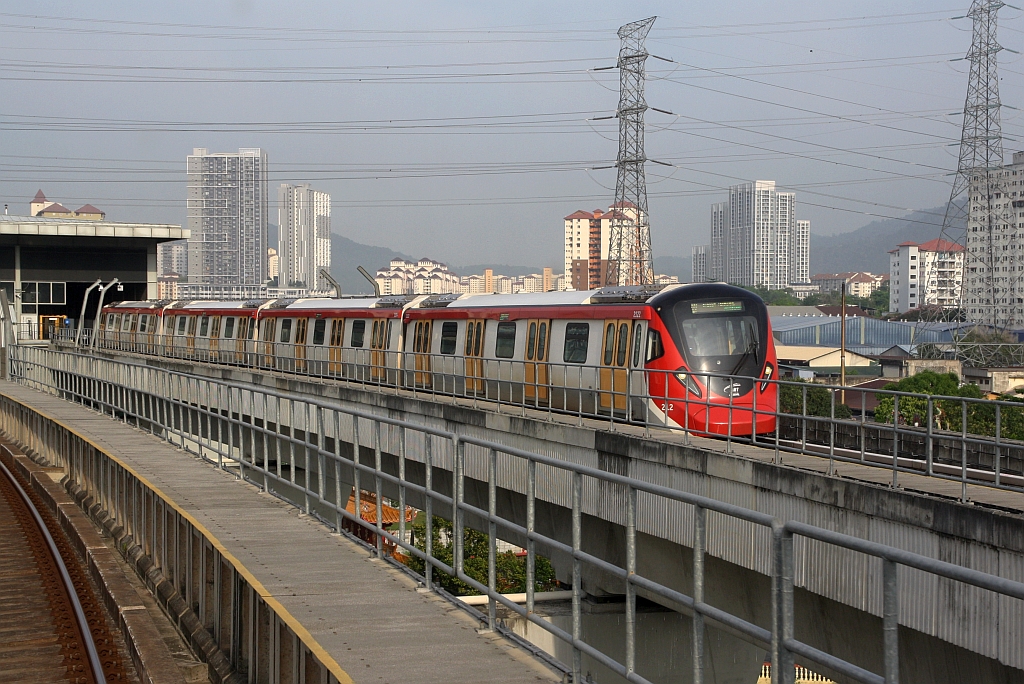 rapidKL MRT-Garnitur 212 (Hersteller: HAP Consortium, Hyundai Rotem + Apex Communications + POSCO Engineering, Type: EMU) Spitzname  Ducky  hat am 12.März 2024 auf der Putrajaya Line (PY) soeben die Stesen Jinjang (PY11) in Richtung Sri Delima (PY12) verlassen.