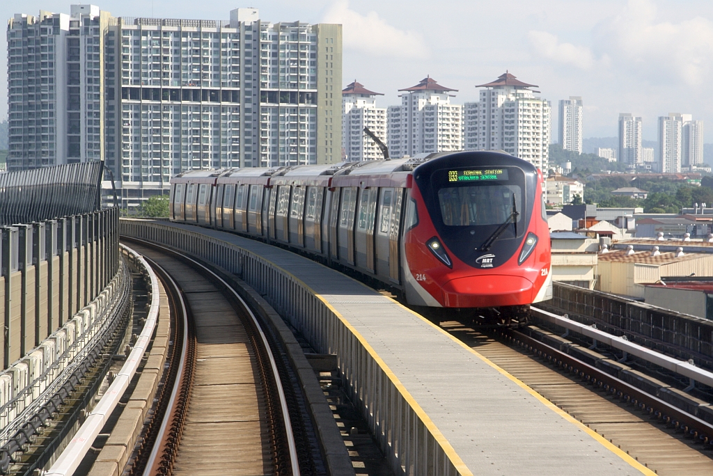 rapidKL MRT-Garnitur 214 (Hersteller: HAP Consortium, Hyundai Rotem + Apex Communications + POSCO Engineering, Type: EMU) Spitzname  Ducky  am 13.Dezember 2023 zwischen den Stesen's Serdang Jaya (PY33) und UPM Universiti Putra Malaysiai (PY34).