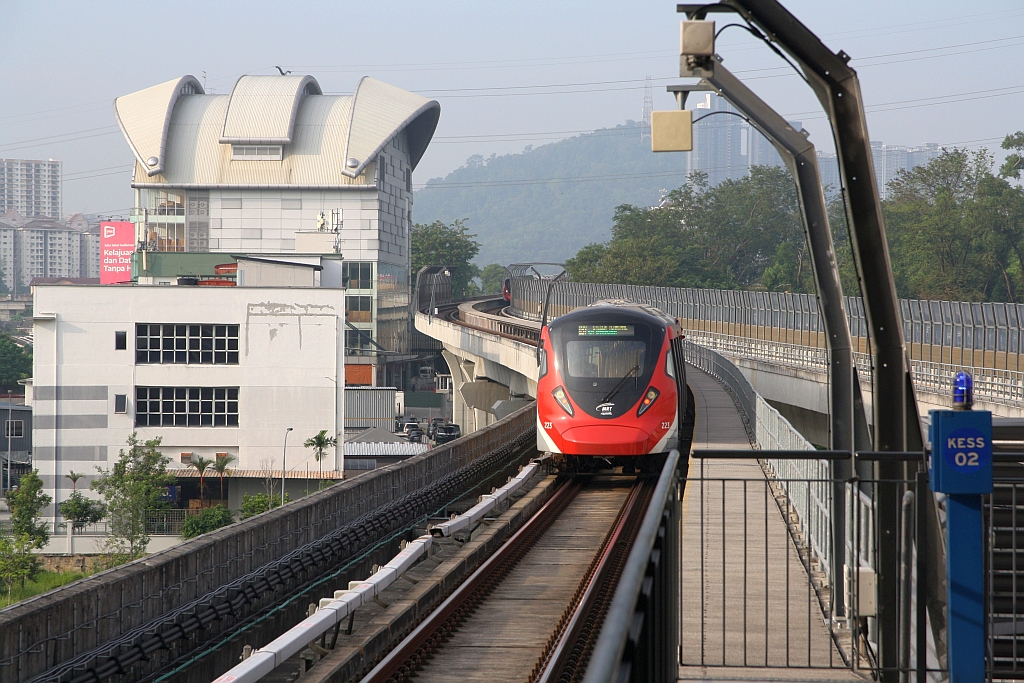 rapidKL MRT-Garnitur 223 (Hersteller: HAP Consortium, Hyundai Rotem + Apex Communications + POSCO Engineering, Type: EMU) Spitzname  Ducky  verlässt am 12.März 2024 die Stesen Sri Damansara Timur (PY08) in Richtung Sri Damansara sentral (PY07).