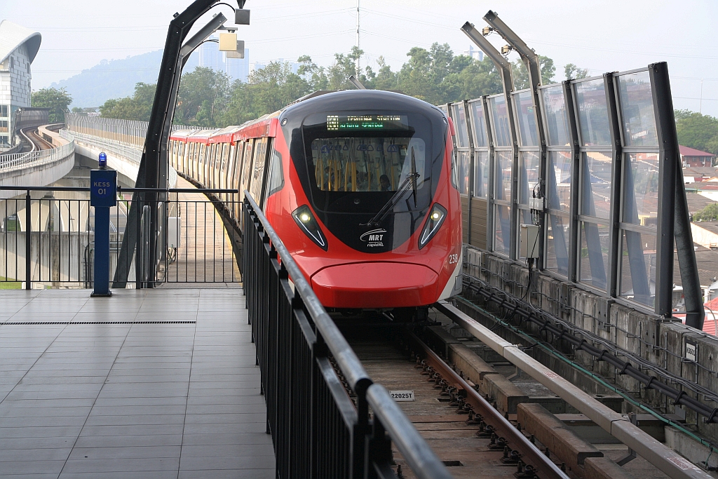 rapidKL MRT-Garnitur 238 (Hersteller: HAP Consortium, Hyundai Rotem + Apex Communications + POSCO Engineering, Type: EMU) Spitzname  Ducky  fährt am 12.März 2024 von der Stesen Sri Damansara Sentral (PY07) kommend in die Stesen Sri Damansara Timur (PY08) ein.