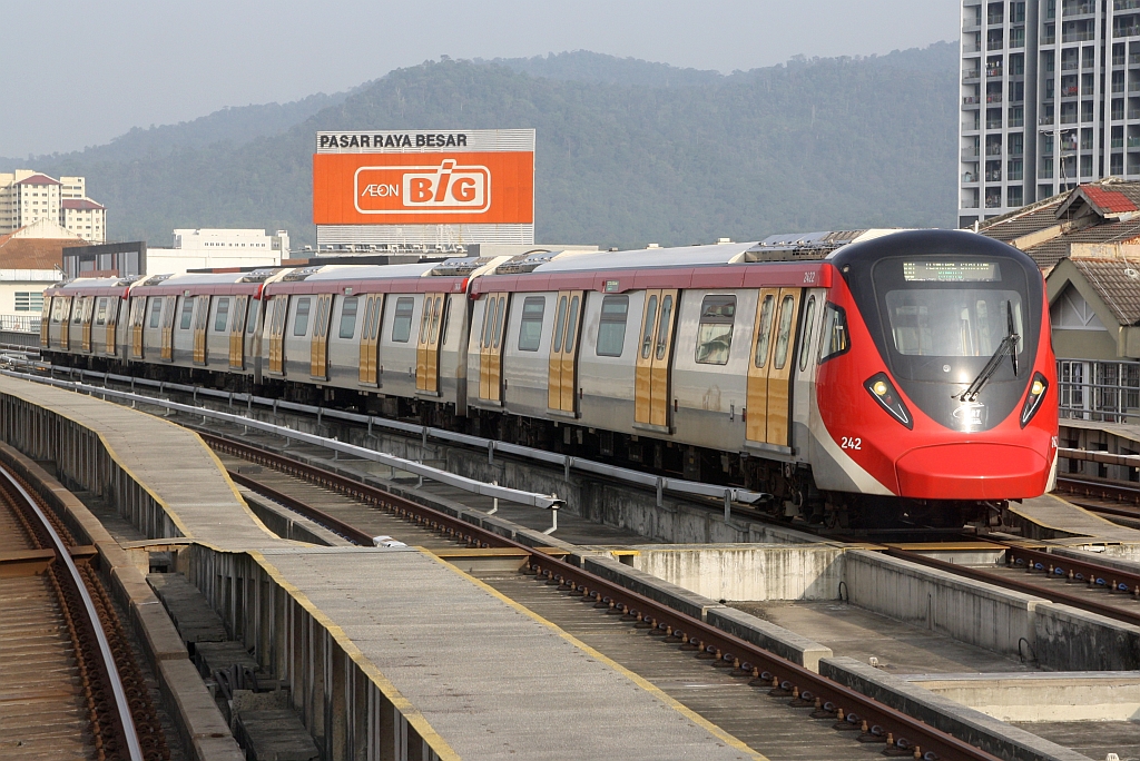 rapidKL MRT-Garnitur 242 (Hersteller: HAP Consortium, Hyundai Rotem + Apex Communications + POSCO Engineering, Type: EMU) Spitzname  Ducky  am 12.März 2024 in der Wendeanlage der Stesen Kepong Baru (PY10).