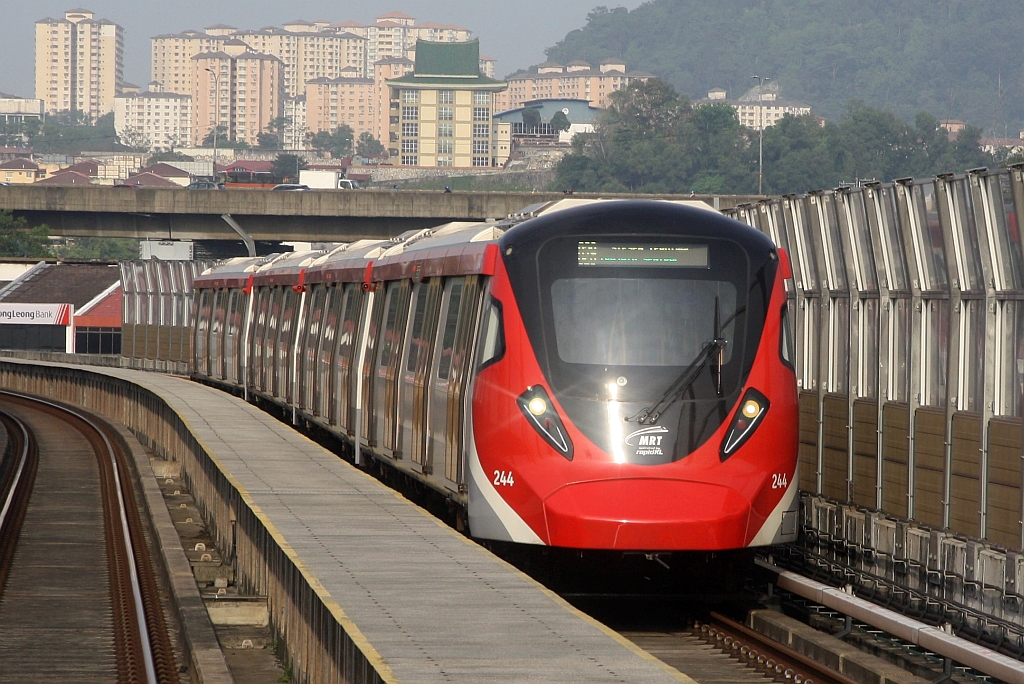 rapidKL MRT-Garnitur 244 (Hersteller: HAP Consortium, Hyundai Rotem + Apex Communications + POSCO Engineering, Type: EMU) Spitzname  Ducky  am 12.März 2024 auf der Putrajaya Line (PY) zwischen den Stesen's Metro Prima (PY09) und Sri Damansara Timur (PY08).