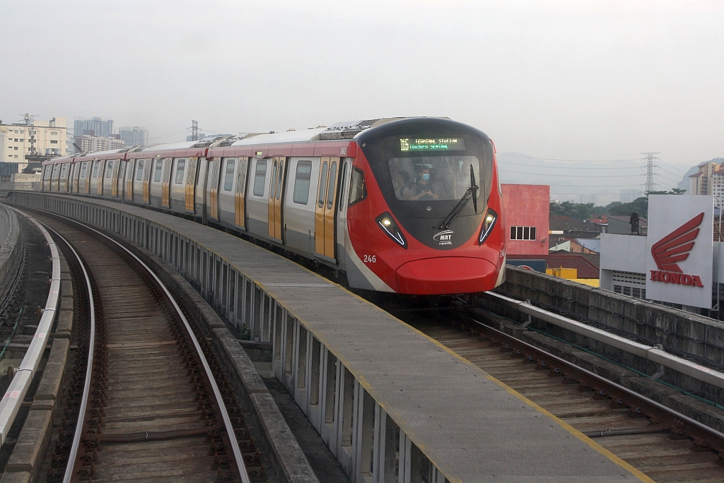 rapidKL MRT-Garnitur 246 (Hersteller: HAP Consortium, Hyundai Rotem + Apex Communications + POSCO Engineering, Type: EMU) Spitzname  Ducky  am 12.März 2024 aus Richtung Kampung Batu (PY13) kommend kurz vor der Stesen's Kentonmen (PY14).