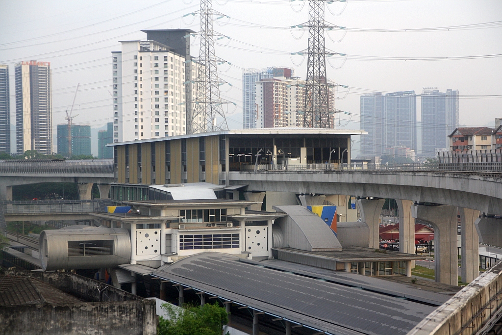 rapidKL MRT Putrajaya Line (PY) Stesen Kampung Batu (PY13) am 12.März 2024. - Links unten erkennt man die gleichnamige KTM-Stesen.