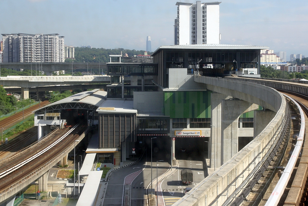 rapidKL Stesen Sungai Besi am 13.Dezember 2023. Oben die MRT Station der Putrajaya Line (PY29) und eine Etage tiefer links davon die LRT Station der Sri Petaling Line (SP16). - Gleich links neben der Station verläuft die Trasse der KTM North-South Line und ganz links im Bild die Trasse des Express Rail Link (ERL).