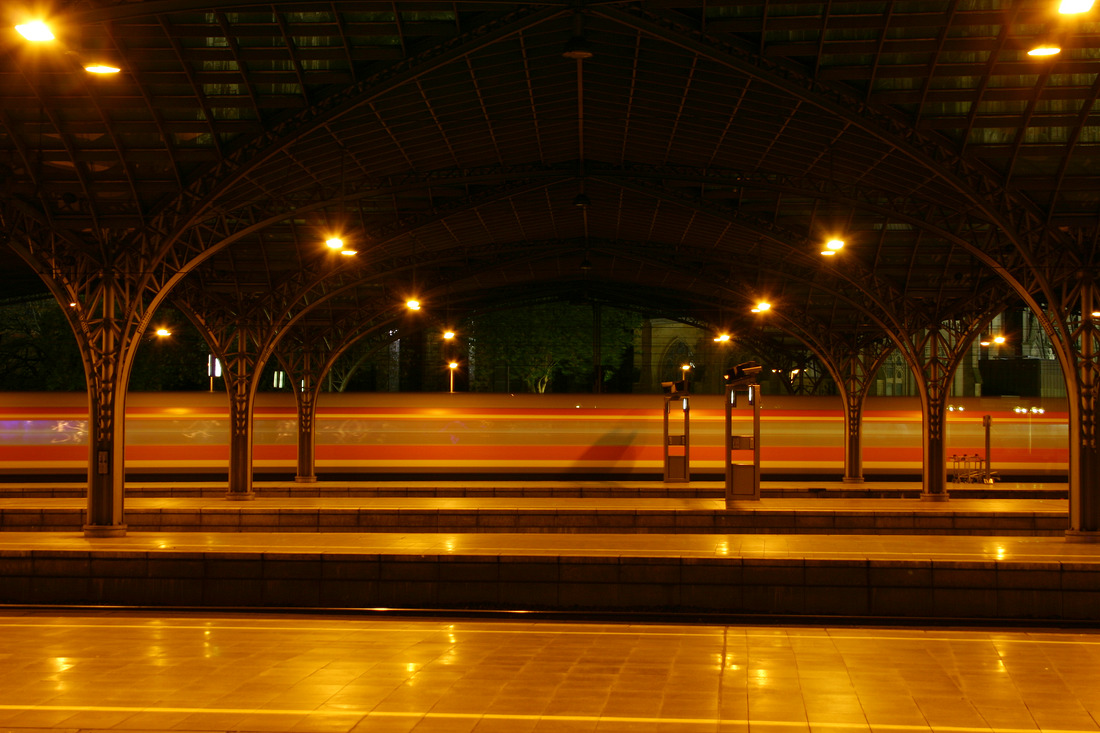 Rasanter Nahverkehr im Kölner Hauptbahnhof.
Fotografiert am 16. November 2005.