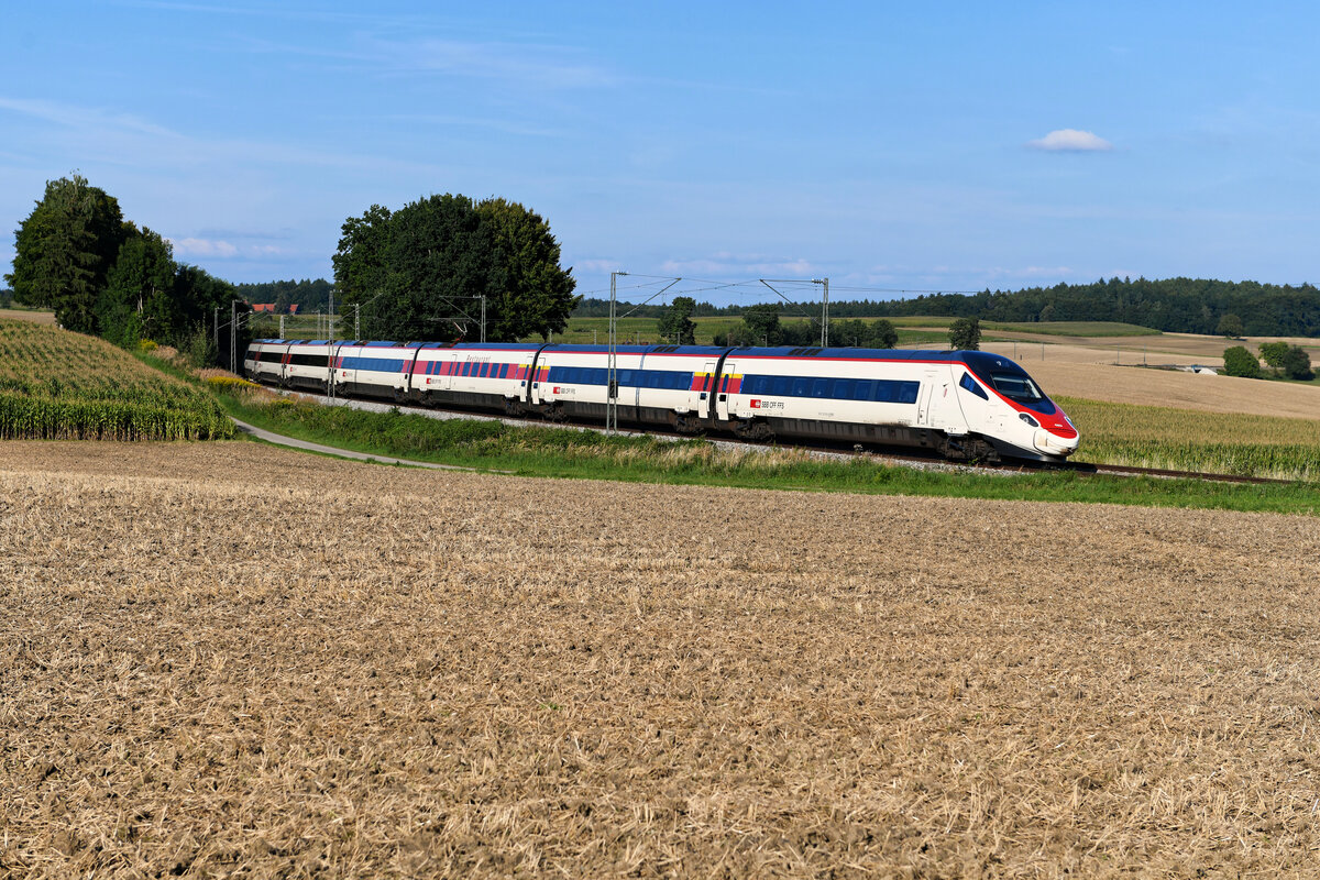 Rasch zum gewohnten Bild im Allgäu geworden sind die Astoro-Triebzüge der SBB, die den hochwertigen Reisezugverkehr zwischen München und der Schweiz bestreiten. Am 01. September 2021 begegnete mir bei Kottgeisering der 610 014 als EC 98 auf seiner Fahrt nach Zürich HB.