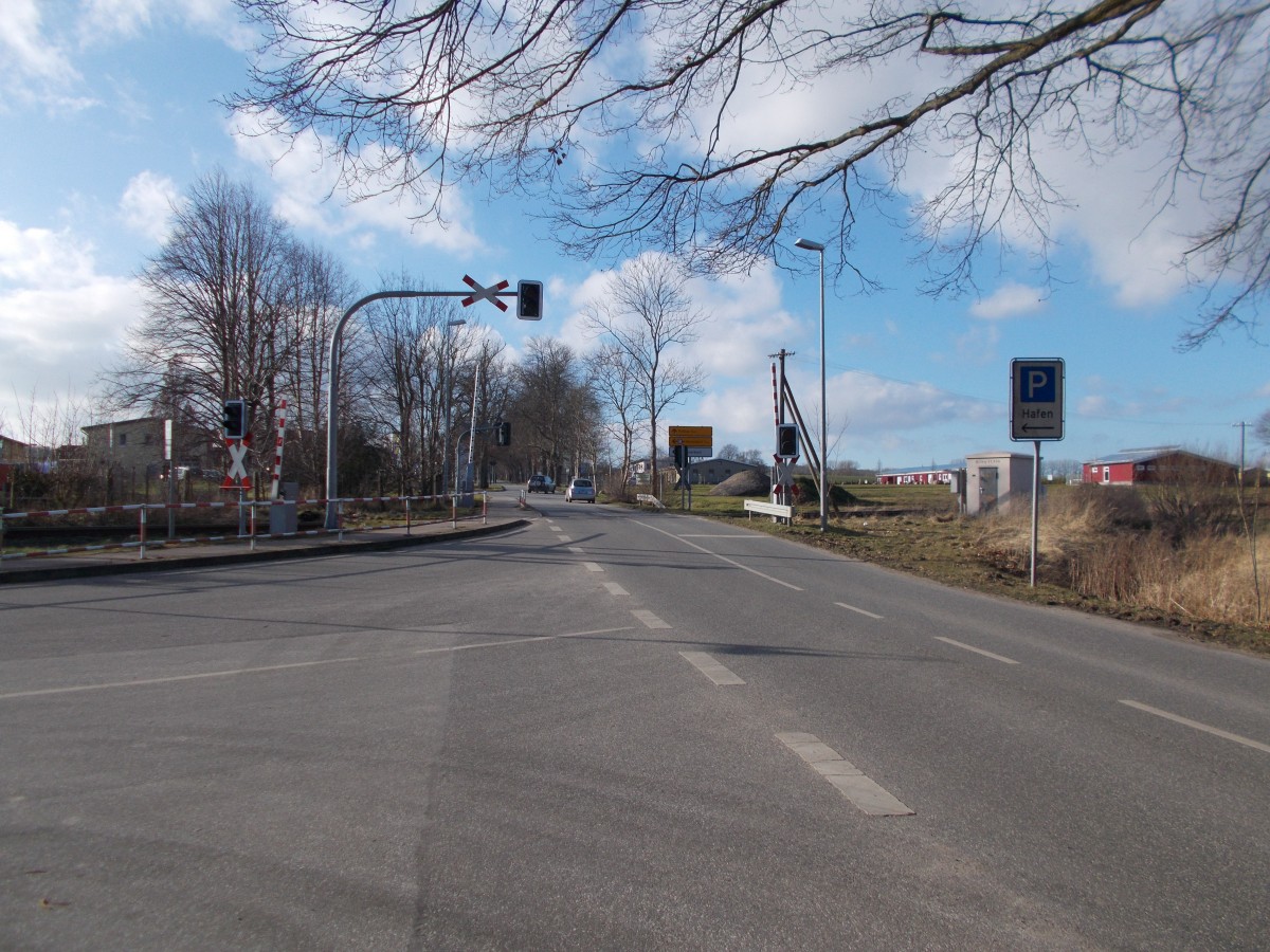 Rasende Roland und die Normalspurstrecke überqueren in Lauterbach/Rügen gemeinsam diesen Bahnübergang.Aufgenommen am 22.Februar 2015.