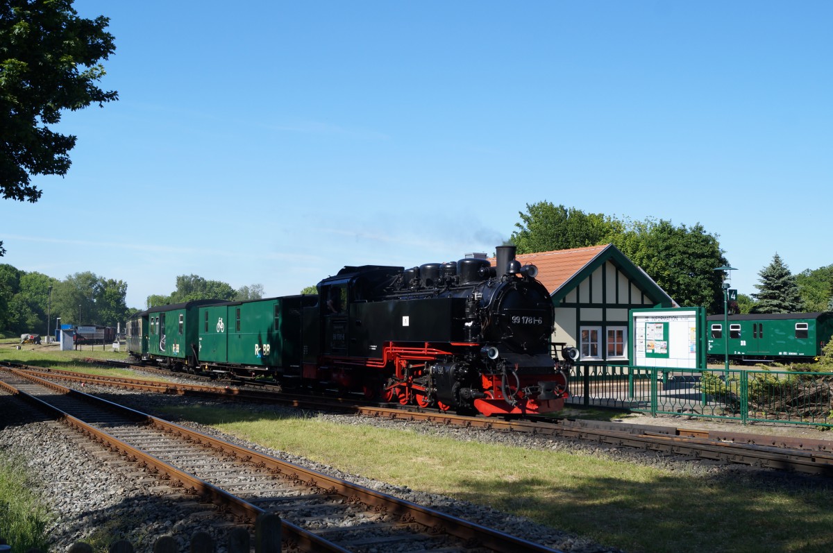 Rasender Roland der RüBB trifft nachmittags, am 10.06.2015, aus Göhren im Bahnhof Putbus ein.