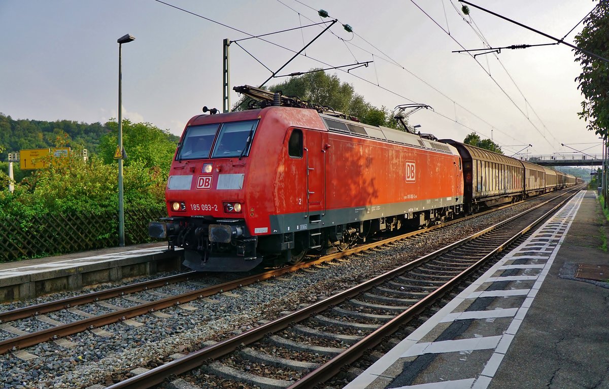 Rastatt Umleiter 185 093 durchfährt am 27.08.2017 im seitlichen Gegenlicht Tübingen- Lustnau in Richtung Plochingen.