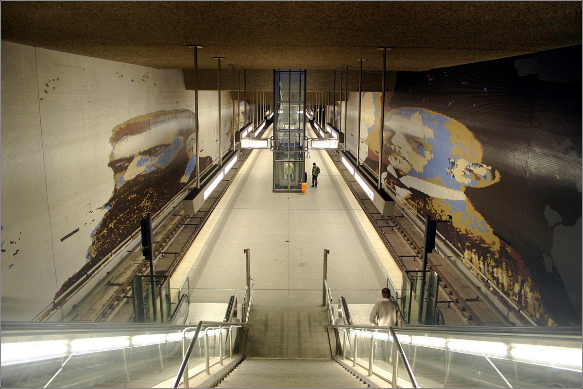 Rathenauplatz, Linie U2 (1990). 

Blick vom nördlichen Fußgängergeschoß auf die Bahnsteighalle. Diese Teil der Bahnsteighalle ist höher als am südlichen Ende, da die Oberfläche über dem Bahnhof ansteigt. Künstlerische Wandgestaltung: links Theodor Herzl, rechts Walther Rathenau. 

04.03.2006 (M)