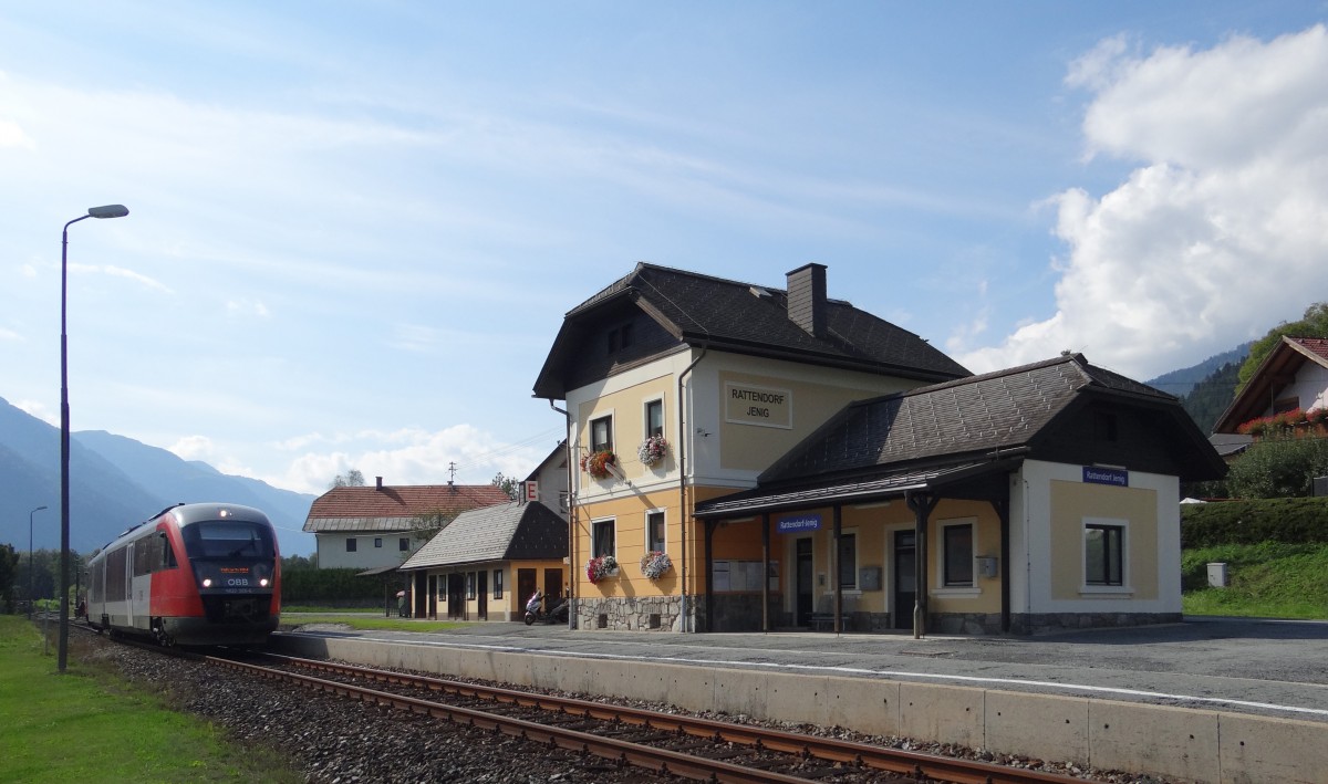 Rattendorf-Jenig, Bahnhof im km 40,829, 602 m ü.A., einziger Bahnhof im Gailtal mit Blumenschmuck, (2015-09-11)