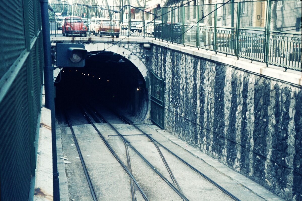 RATVM Tram de Marseille__Ausfahrt aus dem Tunnel vom Endpunkt Gare de noailles in den Boulevard Chave. Heute ist die Tunnel-Strecke nur noch eingleisig und mit breiteren Fahrzeugen zu befahren.__03-1975
