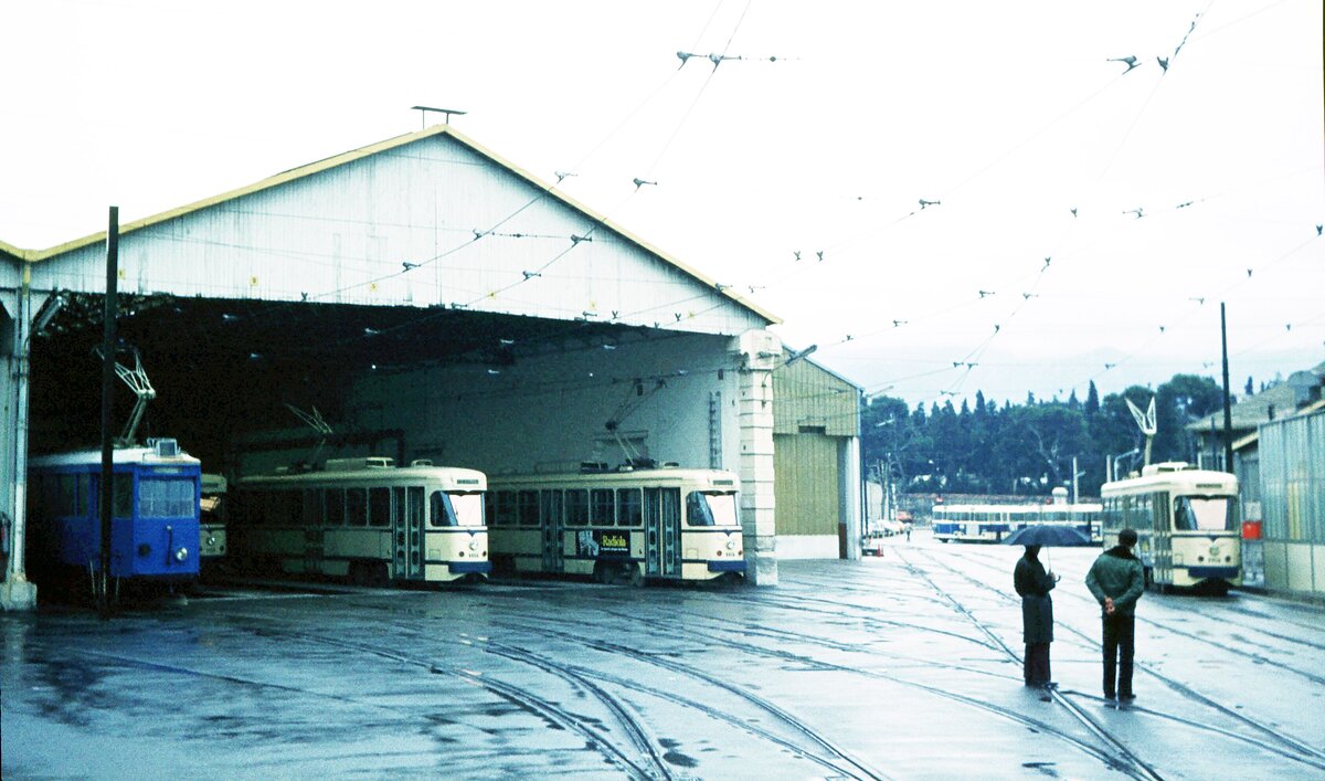 RATVM Tram de Marseille__Dep�t St.Pierre. Typ PCC-Tw [1968/69 La Brugeoise et Nivelles BN] derLinie 68 und Tw 1265 in Aufarbeitung, im Hintergrund abgestellte Busse .__03-1975