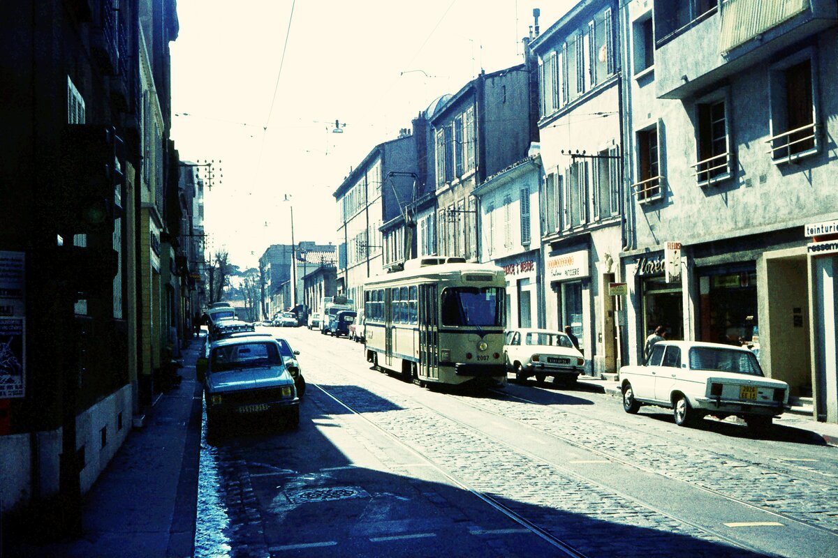 RATVM Tram de Marseille__Tw 2007 [Typ PCC, 1968/69 La Brugeoise et Nivelles BN] als Linie 68 auf dem Boulevard Ste Th�r�se.__03-1975