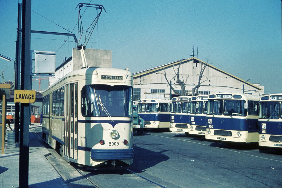RATVM Tram de Marseille__Tw 2009 [Typ PCC, 1968/69 La Brugeoise et Nivelles BN] im Dep�t St. Pierre. Daneben eine Reihe Berliet PH100-Linienbusse.  Lavage : offenbar gings da zur Wagenw�sche.__03-1975