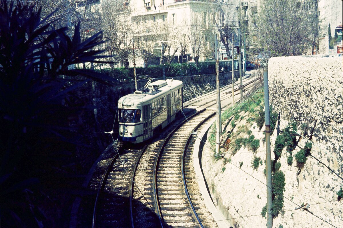 RATVM Tram de Marseille__Tw 2009 [Typ PCC, 1968/69 La Brugeoise et Nivelles BN] vom 'Gare de Blancarde' kommend unterquert die Bahnlnie nach Aubagne - (Ventimiglia) auf der Fahrt nach St. Pierre Dep�t.__03-1975