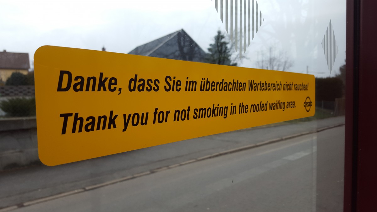 Rauchfreie Wartehäuschen! => Danke, dass Sie im überdachten Wartebereich nicht rauchen! Mit dieser Bitte wendet sich die Plauener Straßenbahn GmbH an ihre Fahrgäste und möchte jetzt für qualmfreie Wartehäuschen an den Haltestellen sorgen. | Fotoaufnahme:13.02.2016 |