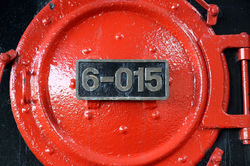 Rauchkammertüre mit Nummernschild der JKNS 6-015 (ex NBR 15, 1'C1' h2, Hersteller: Vulcan Foundry / England, Baujahr: 1955, Fabr.Nr.: 6275). - Bild vom 15.Februar 2025 in der Werkstätte bei der Stesen Tanjung Aru.