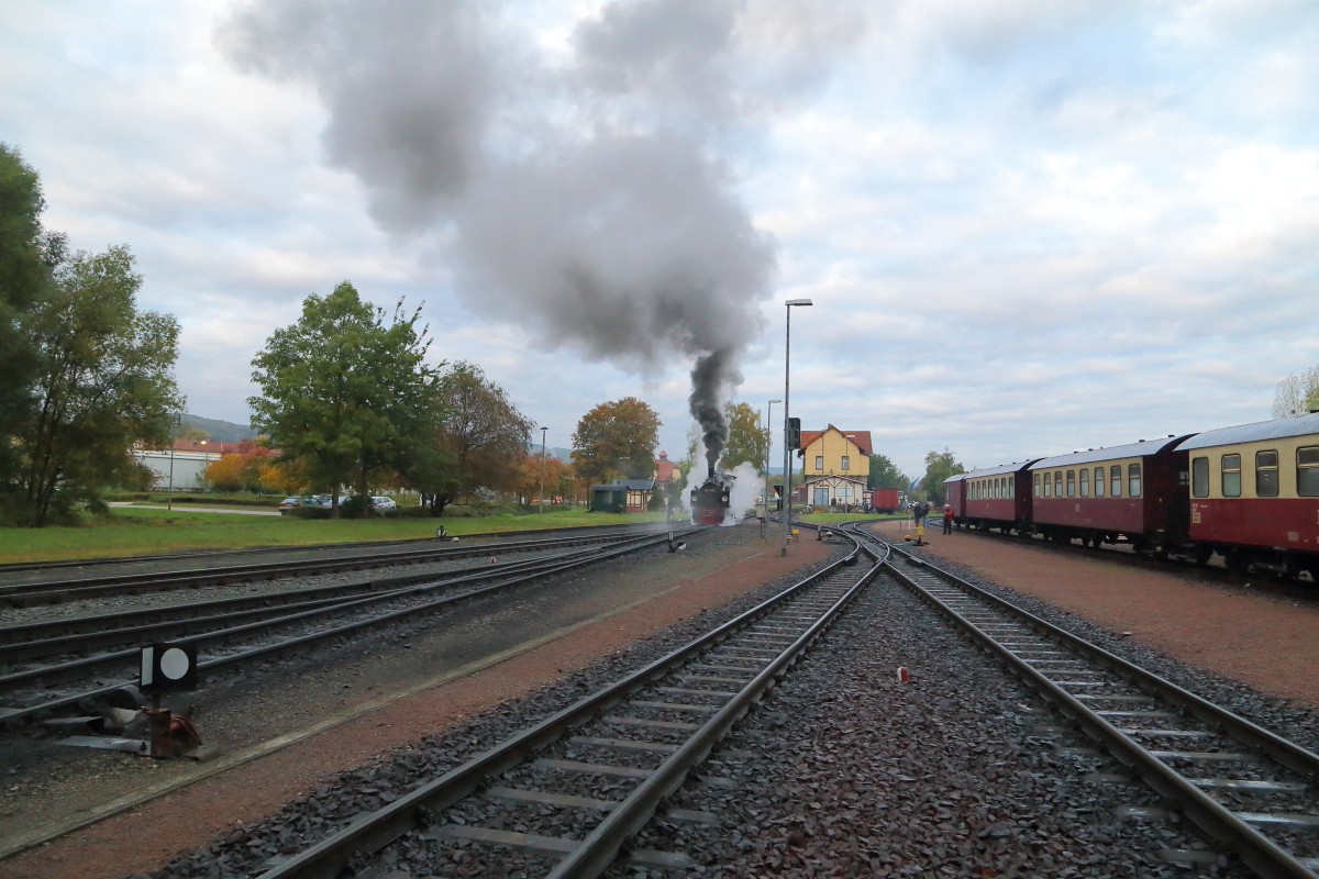 Rauchzeichen! Mit einer weithin sichtbaren Qualmwolke verkündet 99 5901 am Morgen des 23.10.2016 im Bahnhof Gernrode, daß sie bereit für ihr Tageswerk ist, welches heute aus einem Sonderzugeinsatz für die IG HSB besteht. Das im Hintergrund zu sehende ehemalige Bahndienstgebäude beherbergt heute Ferienwohnungen und ein Museum.