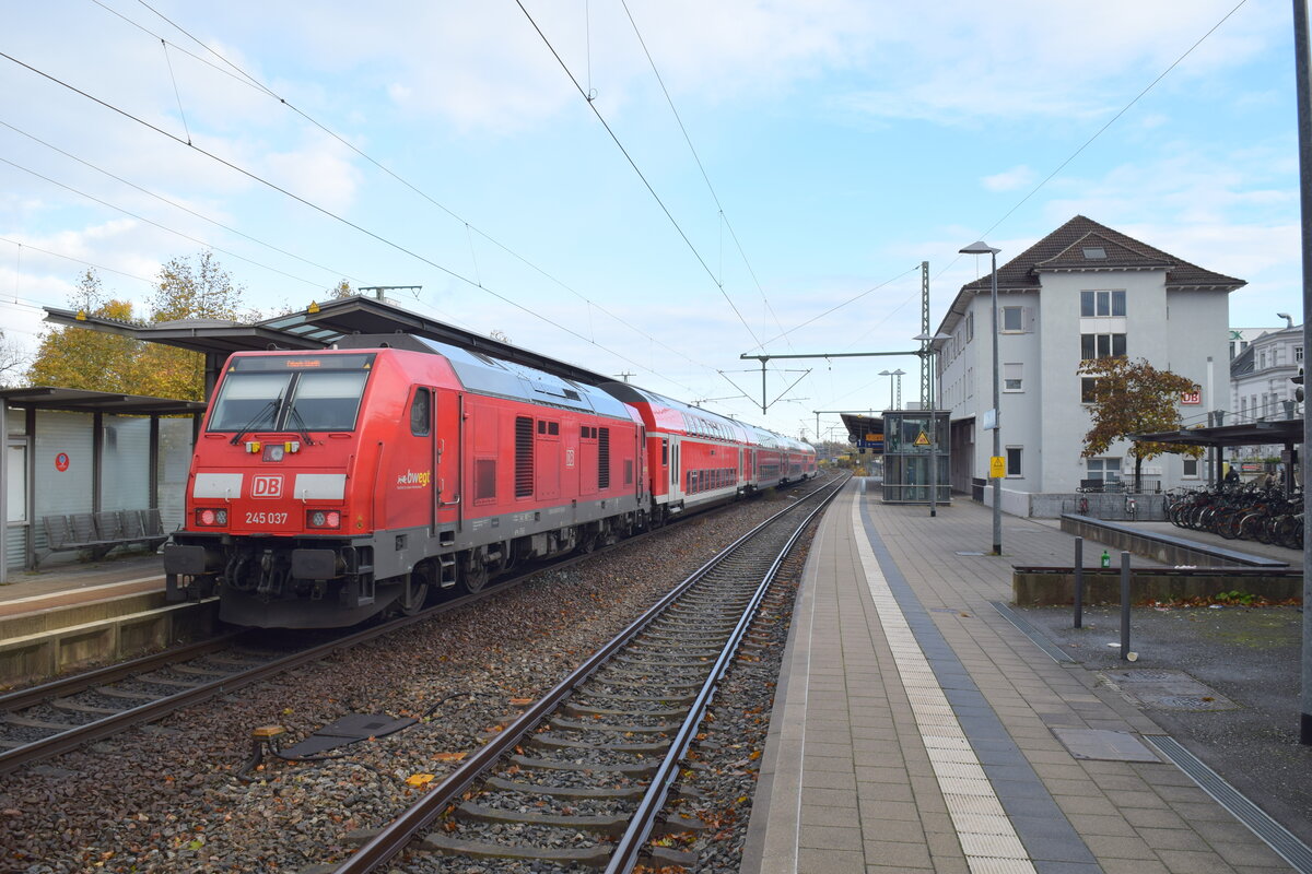Ravensburg am 02.11.2021 mit 245 037 an einem RE in Richtung Ulm