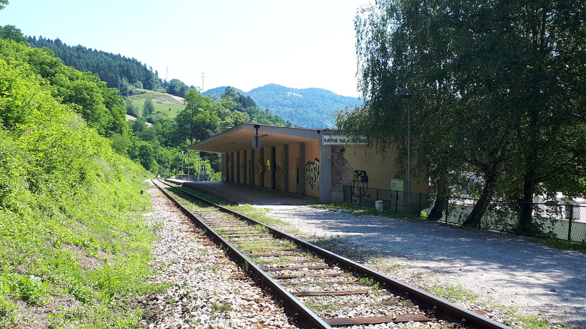 Ravne na Koroškem (bis 1918 Gutenstein, danach bis 1945 Guštanj), verwahrloste, unbesetzte Haltestelle, 9 km von der österreichischen Grenze entfernt, Gutenstein war einstens das Zentrum der Unterkärntner Schwerindustrie [2017-07-05]