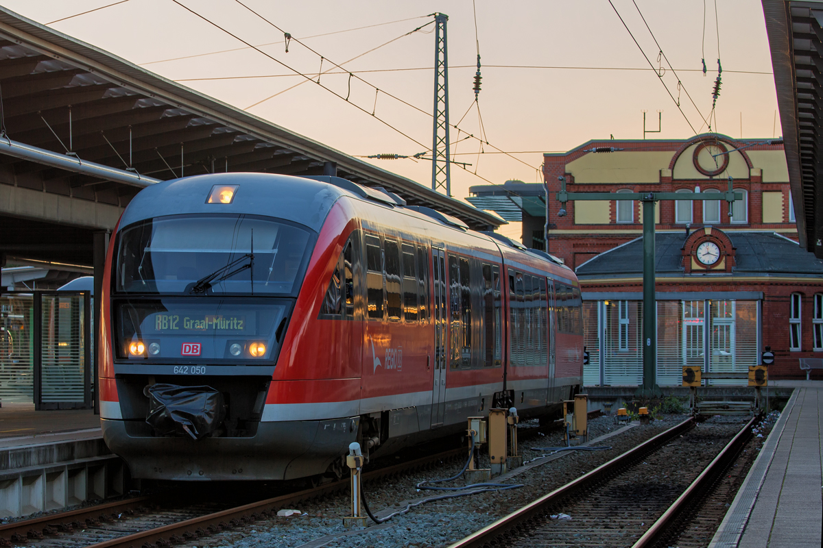 RB 12 am Bahnsteig 5 mit bereitstehendem Triebwagen der BR 642 von Rostock Hbf nach Graal-Müritz. - 13.08.2017