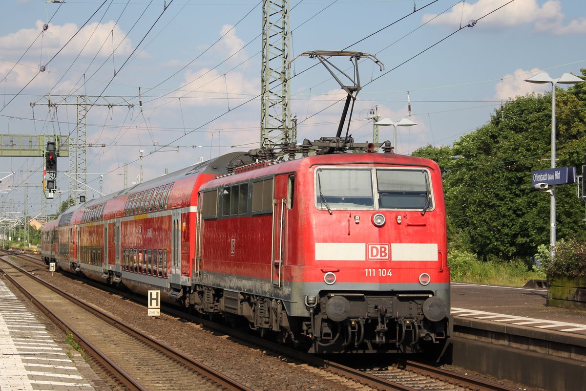 RB 15662 fährt am 14.07.2017 mit 111 104 als Ersatzlok für eine ausgefallene 114 aus dem Offenbacher Hauptbahnhof. Zudem ist der Doppelstock-Steuerwagen ausgefallen, weswegen ein Wittenberger Steuerwagen herhalten musste. Dies war übrigens die dritte Br 111 auf der RB51 an diesem Tag. 