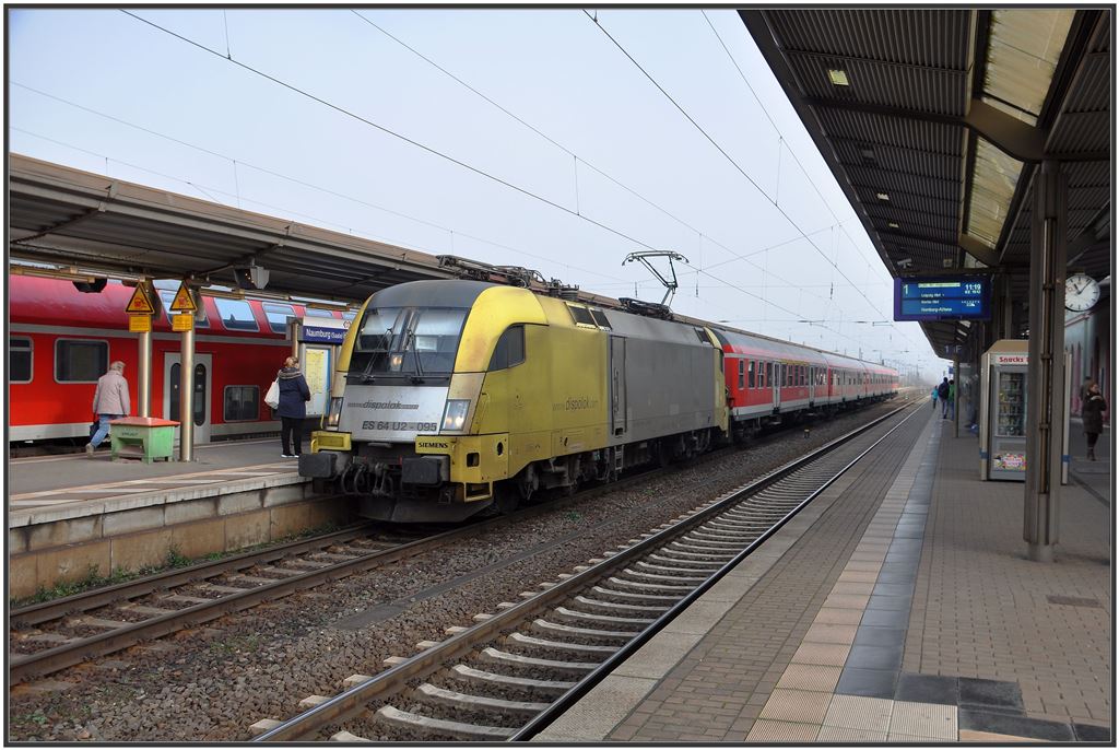 Rb 16314 nach Eisenach in Naumburg/Saale. Zuglok ist die ES 64 U2-095 9180 6182 595-9. (27.10.2015)