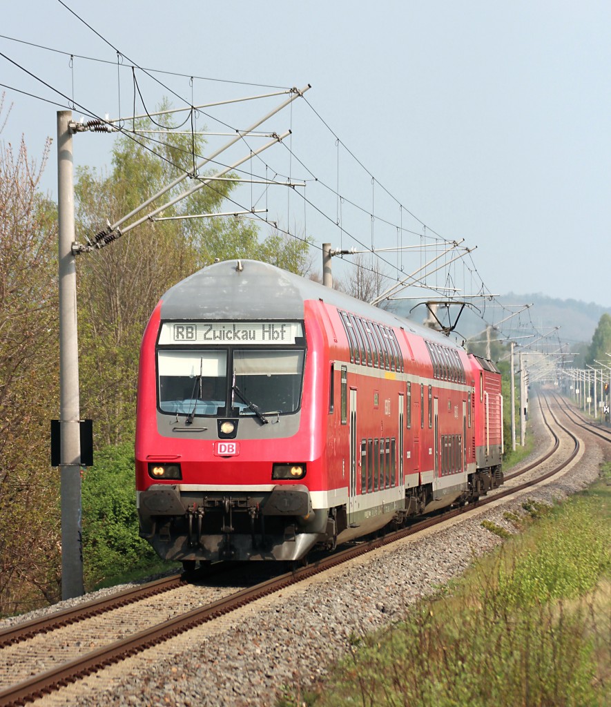 RB 17210 aus Freiberg(Sachs) bei der Einfahrt in den Hp Zwickau-Pölbitz. Schublok ist die 143 365-5. Ein freundlichen Gruß zum Tf zurück. 13.04.2014      