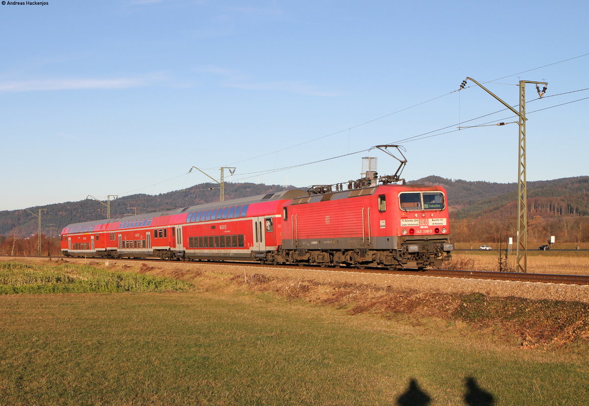 RB 17262 (Seebrugg-Freiburg(Brsg)Hbf) mit Schublok 143 308-5 bei Kirchzarten 10.12.16